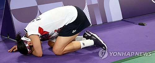 5일(현지시간) 프랑스 파리 포르트드 라 샤펠 아레나에서 열린 2024 파리올림픽 배드민턴 여자 단식 결승전에서 한국 안세영이 중국 허빙자오를 이기고 우승을 확정한 뒤 엎드려 흐느끼고 있다. [파리=연합뉴스]